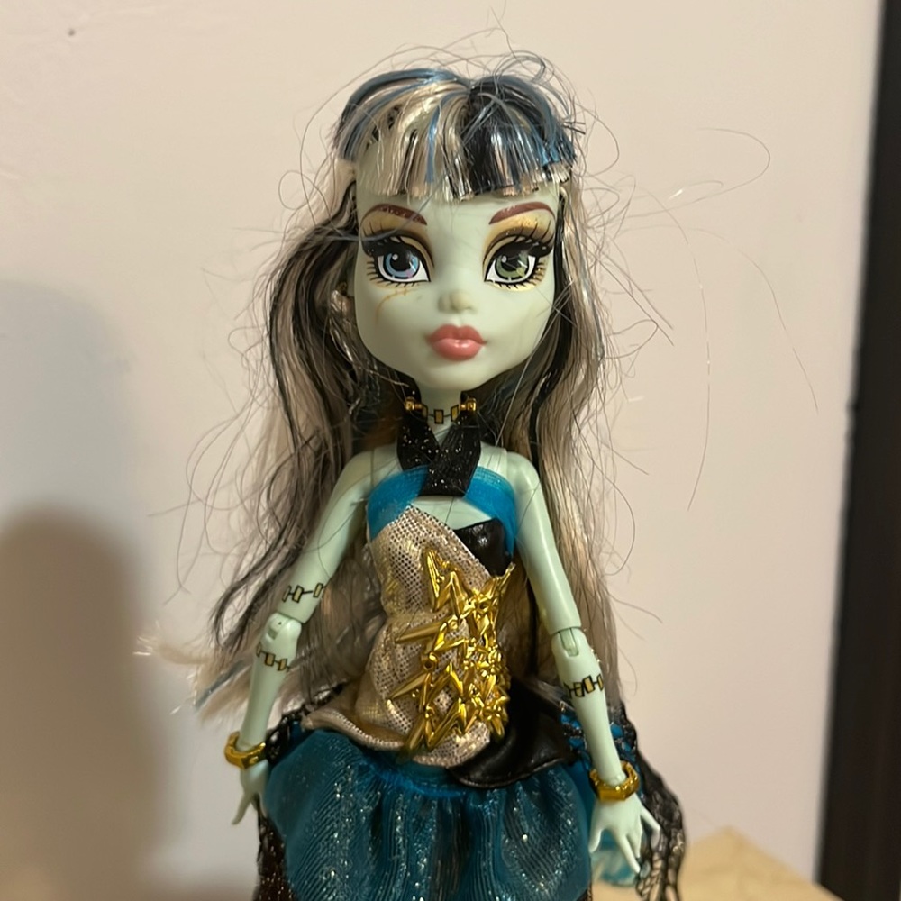 Monster High 13 Wishes Haunt The Casbah - Frankie Stein Doll with stand